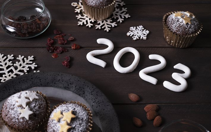 明けましておめでとうございます 2023, 暗い木製の背景, 2023年のコンセプト, 2023 年グリーティング カード, チョコレートカップケーキ, 2023年明けましておめでとうございます