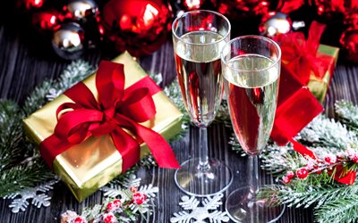 4k, bicchieri di champagne, pacco regalo, fiocchi rossi, capodanno, natale, riflessi dorati, umore festivo, regalo di capodanno, concetto di vacanza, due bicchieri, champagne