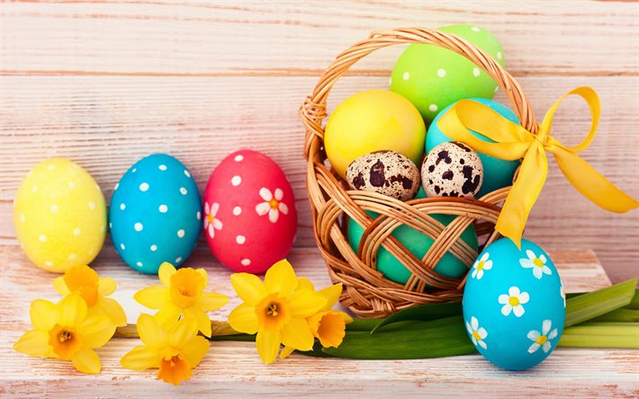 La pascua, primavera, los narcisos, los huevos de pascua, las decoraciones de las fiestas