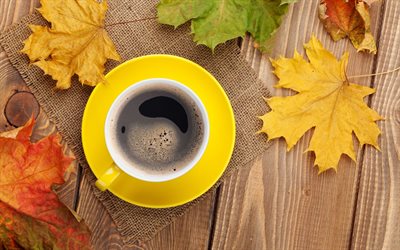 l'automne mixage, table en bois, de la toile de jute, des feuilles, une tasse de café
