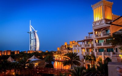 des palmiers, l'hôtel, le soir, dubaï, émirats arabes unis