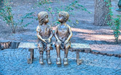deux filles, la sculpture en bronze, le parc gorki, kharkiv