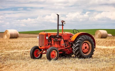 la récolte, le champ, le vieux tracteur, le cas