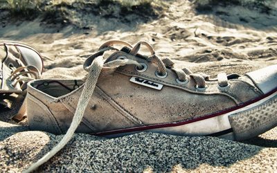 plaj, kum, eski spor ayakkabı