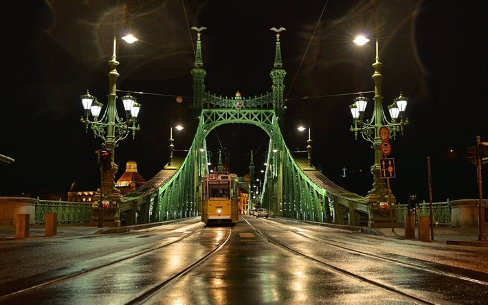 la nuit de la ville, le pont, tramway jaune, budapest, hongrie