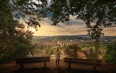 de la forêt, de la terrasse d'observation, le panorama de la ville, une jeune fille, zurich, suisse