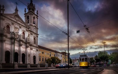 kirkko, katu, synkkä aamu, keltainen raitiovaunu, lissabon, portugali
