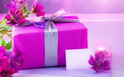 4k, caja de regalo morada, tarjeta de felicitación vacía, velas, flores moradas, conceptos de felicitaciones, regalos, tarjetas de felicitación, cajas de regalo