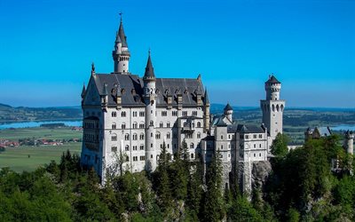 De Neuschwanstein, en Baviera, Alemania, castillo, montaña, valle