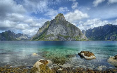 Olstinden, mare, montagna, estate, le Isole Lofoten in Norvegia