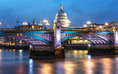 La Catedral de san Pablo, la noche, el puente de Londres, capital de Inglaterra, reino unido