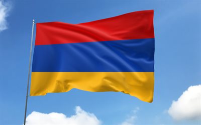 bayrak direğinde ermenistan bayrağı, 4k, asya ülkeleri, mavi gökyüzü, ermenistan bayrağı, dalgalı saten bayraklar, ermeni bayrağı, ermeni ulusal sembolleri, bayraklı bayrak direği, ermenistan günü, asya, ermenistan