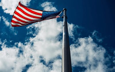 4k, 깃대에 미국 국기, 파란 하늘, 미국 깃발, 미국 국가 기호, 미국의 날, 미국 국기, 미국