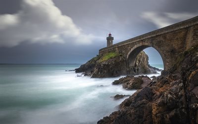 la costa de la Bahía de Vizcaya, mar, tormenta, el Canal de la mancha, el faro, el edificio antiguo, Brittany, Francia