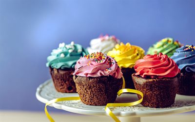 cupcakes au chocolat, crème colorée, bonbons, des pâtisseries, petits gâteaux d'anniversaire, fond avec des petits gâteaux, crème rouge, crème rose, gâteaux