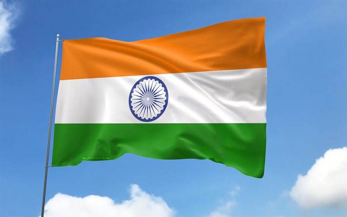 intian lippu lipputankoon, 4k, aasian maat, sinitaivas, intian lippu, aaltoilevat satiiniliput, intian kansalliset symbolit, lipputanko lipuilla, intian päivä, aasia, intia
