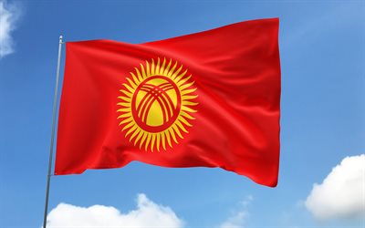 bandeira do quirguistão no mastro, 4k, países asiáticos, céu azul, bandeira do quirguistão, bandeiras de cetim onduladas, símbolos nacionais do quirguistão, mastro com bandeiras, dia do quirguistão, ásia, quirguistão