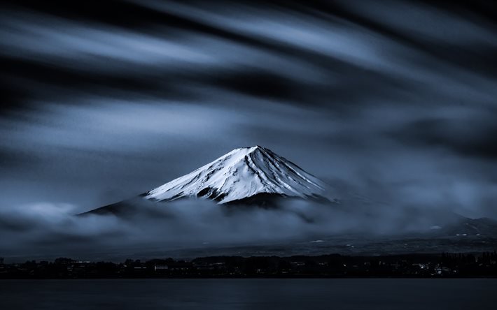 Fujiyama, le lac, d'épais nuages, le Mont Fuji, brillant, stratovolcan, Japon