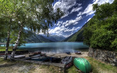 Le lac de Poschiavo, de bateaux, de montagne, de l'embarcadère, l'été, HDR, Suisse