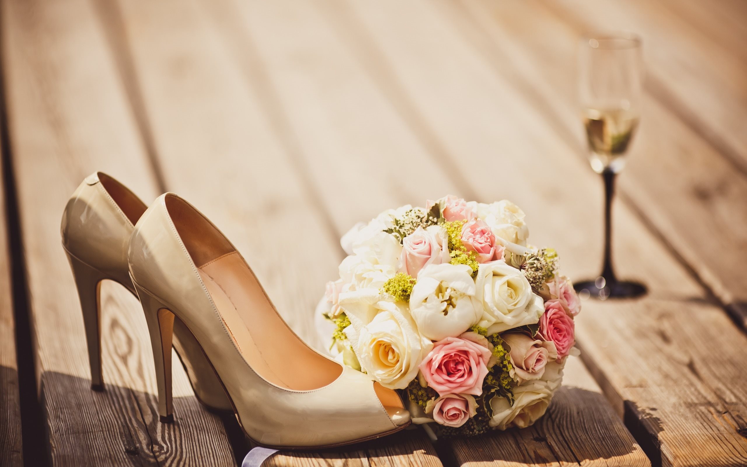 Herunterladen Hintergrundbild Hochzeit Brautstrauss Champagner Schuhe Ein Strauss Rosen Hochzeitsstrauss Blumenstrauss Aus Rosen Mit Einer Auflosung Zu Uberwachen 2560x1600 Bilder Auf Dem Desktop