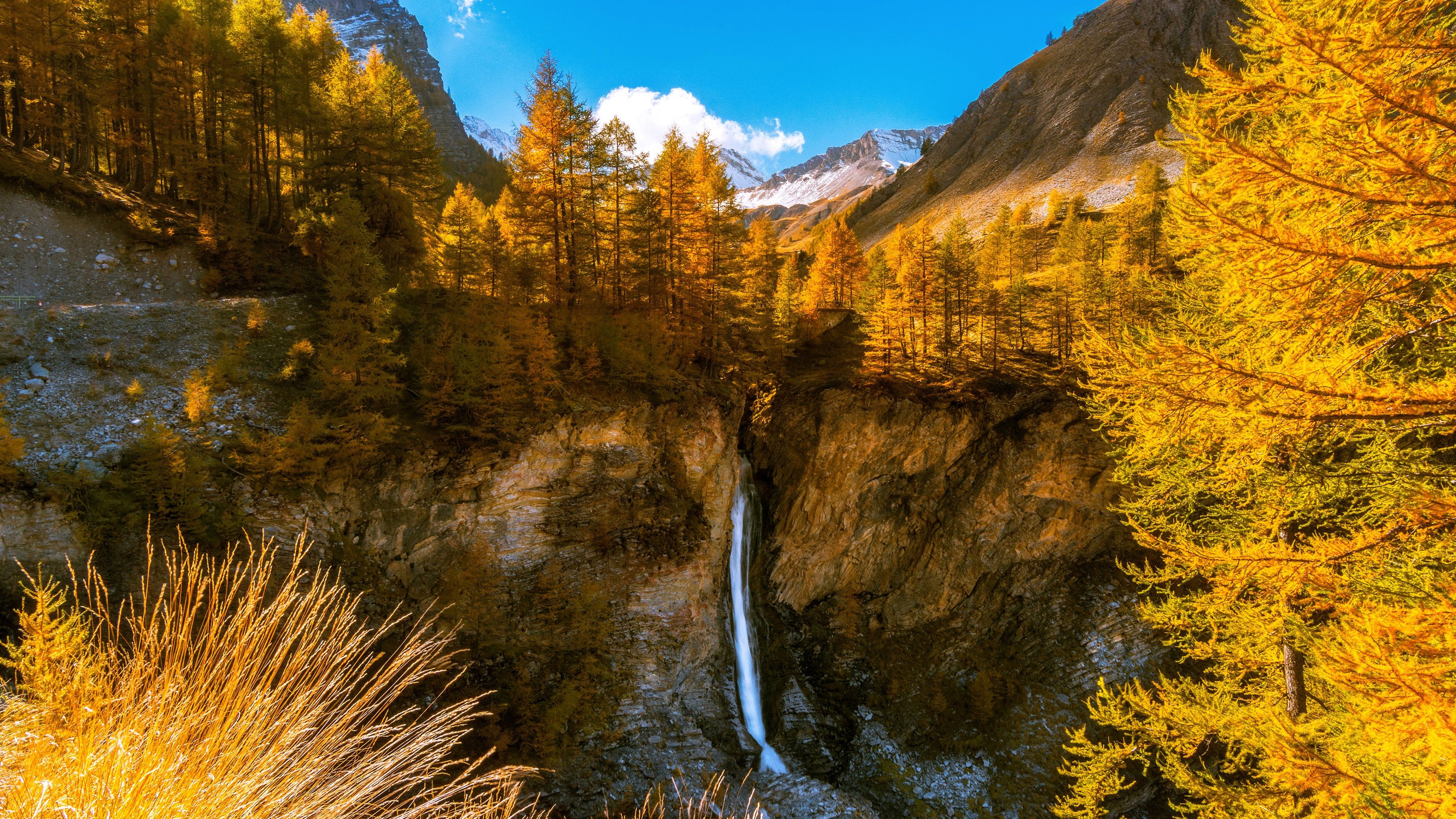 Herunterladen Hintergrundbild Franzosische Alpen 4k Herbst Wald Wasserfall Berge Mit Einer Auflosung Zu Uberwachen 3840x2160 Bilder Auf Dem Desktop