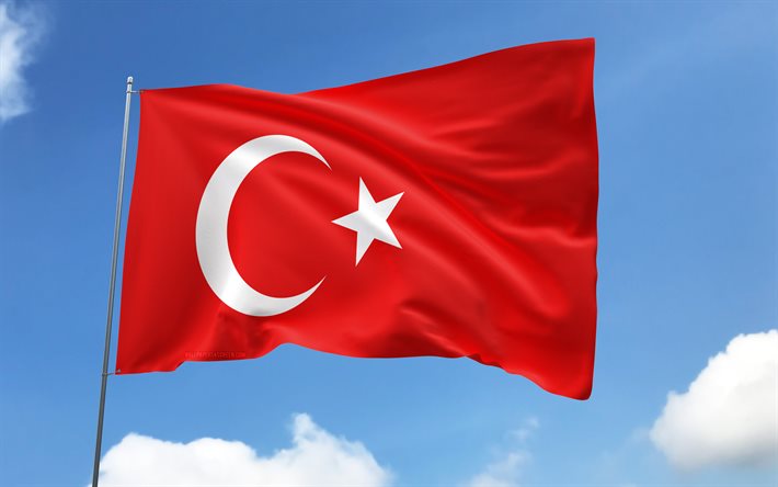깃대에 터키 국기, 4k, 유럽 ​​국가, 파란 하늘, 터키의 국기, 물결 모양의 새틴 플래그, 터키 국기, 터키 국가 상징, 깃발이 달린 깃대, 터키의 날, 유럽, 칠면조