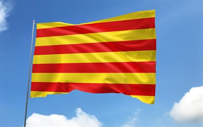 drapeau de catalogne sur le mât, 4k, communautés espagnoles, ciel bleu, drapeau de la catalogne, drapeaux satin ondulés, communautés d'espagne, mât avec drapeau, jour de la catalogne, espagne, catalogne