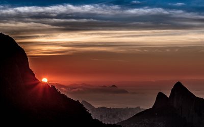 Rio de Janeiro, Günbatımı, parlak güneş, dağlar, Brezilya