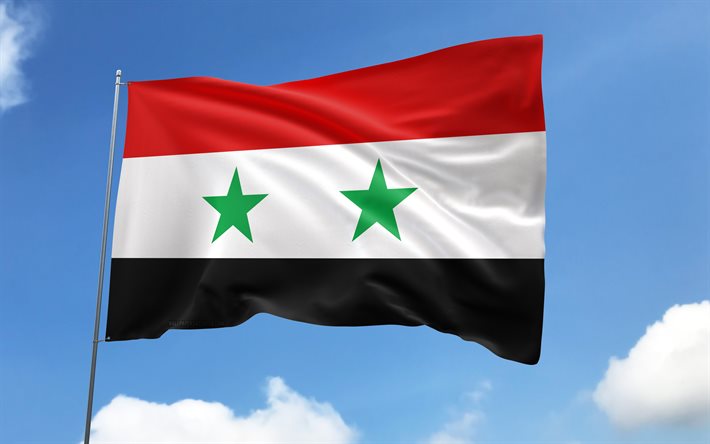 bandeira da síria no mastro, 4k, países asiáticos, céu azul, bandeira da siria, bandeiras de cetim onduladas, bandeira síria, símbolos nacionais sírios, mastro com bandeiras, dia da síria, ásia, síria