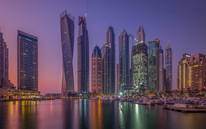 Dubai, sinset, la bahía, los rascacielos, el muelle, los EMIRATOS árabes unidos