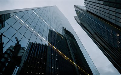 modernit rakennukset, näkymä alhaalta, liikekeskukset, pilvinen sää, yritysmaailma, taustaa pilvenpiirtäjillä, liikekeskukset näkyvät alhaalta