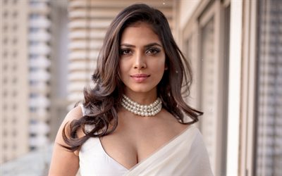 malavika mohanan, 4k, beyaz sari, hintli aktris, bollywood'un, film yıldızları, malavika mohanan'la resimler, popüler aktris, hintli ünlü, malavika mohanan fotoğraf çekimi