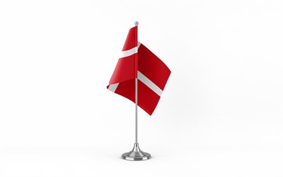 4k, tanskan pöytälippu, valkoinen tausta, tanskan lippu, tanskan lippu metallitikulla, kansalliset symbolit, tanska, euroopassa