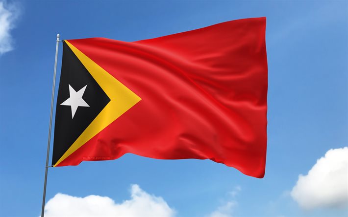drapeau du timor leste sur mât, 4k, pays asiatiques, ciel bleu, drapeau du timor oriental, drapeaux de satin ondulés, drapeau timor oriental, symboles nationaux du timor oriental, mât avec des drapeaux, jour du timor leste, asie, timor oriental