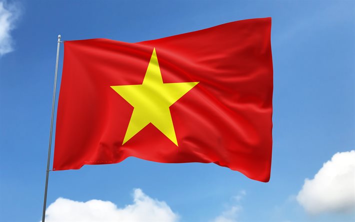 bandeira do vietnã no mastro, 4k, países asiáticos, céu azul, bandeira do vietnam, bandeiras de cetim onduladas, bandeira vietnamita, símbolos nacionais vietnamitas, mastro com bandeiras, dia do vietnã, ásia, bandeira do vietnã, vietnã