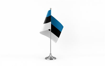 4k, bandiera da tavolo dell'estonia, sfondo bianco, bandiera dell'estonia, bandiera dell'estonia sul bastone di metallo, simboli nazionali, estonia, europa