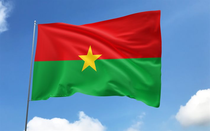 drapeau burkina faso sur mât, 4k, pays africains, ciel bleu, drapeau du burkina faso, drapeaux de satin ondulés, symboles nationaux du burkina faso, mât avec des drapeaux, journée du burkina faso, afrique, burkina faso