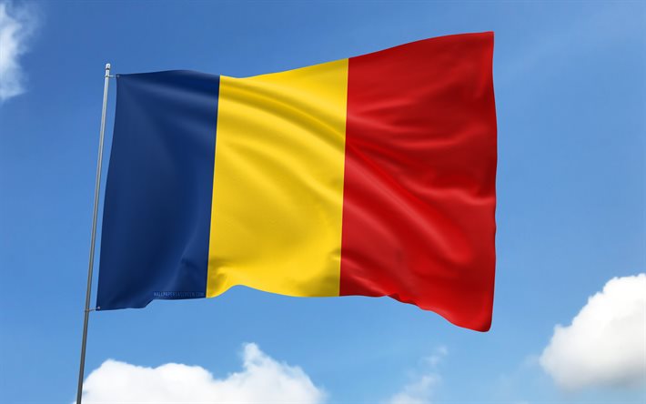 drapeau du tchad sur mât, 4k, pays africains, ciel bleu, drapeau du tchad, drapeaux de satin ondulés, symboles nationaux du tchad, mât avec des drapeaux, jour du tchad, afrique, tchad