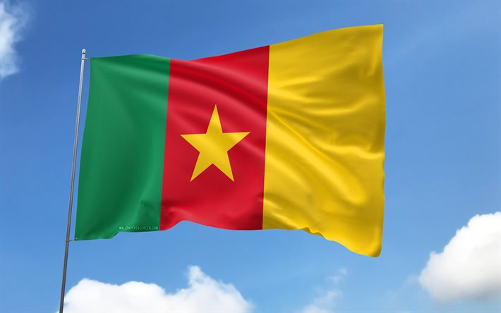 kamerunin lippu lipputankoon, 4k, afrikan maat, sinitaivas, kamerunin lippu, aaltoilevat satiiniliput, kamerunin kansalliset symbolit, lipputanko lipuilla, kamerunin päivä, afrikka, kamerun