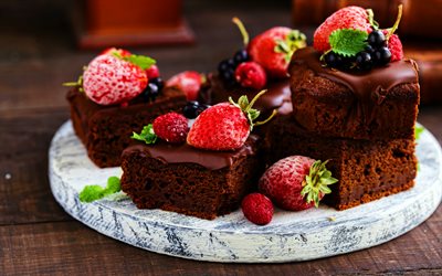 स्ट्रॉबेरी के साथ चॉकलेट केक, 4k, केक का टुकड़ा, जामुन, स्ट्रॉबेरी, मीठा, केक के साथ चित्र, bokeh, केक, चॉकलेट केक