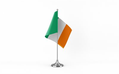 4k, drapeau de table irlande, fond blanc, drapeau de l'irlande, drapeau de table de l'irlande, drapeau irlandais sur bâton de métal, symboles nationaux, irlande, l'europe 