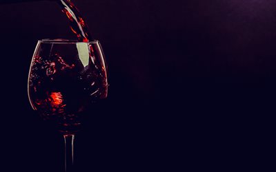 赤ワイン, 4k, 一杯のワイン, ワインを注ぐ, 黒の背景, ワインのコンセプト, 注ぐワインの背景, ワインリストの背景