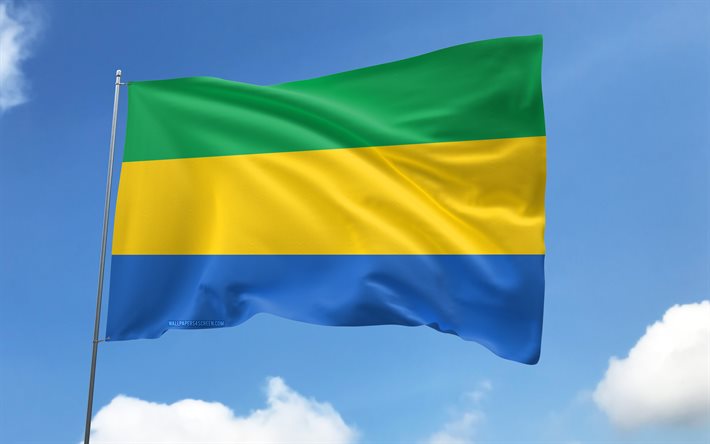 bandiera del gabon sull'asta della bandiera, 4k, paesi africani, cielo blu, bandiera del gabon, bandiere di raso ondulato, simboli nazionali del gabon, pennone con bandiere, giorno del gabon, africa, gabon