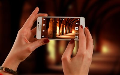 Samsung Galaxy A7, smart phone in mano, moderne tecnologie, gli smartphone