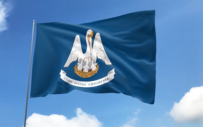 drapeau de la louisiane sur mât, 4k, états américains, ciel bleu, drapeau de la louisiane, drapeaux de satin ondulés, mât avec des drapeaux, états unis, journée de la louisiane, etats unis, louisiane