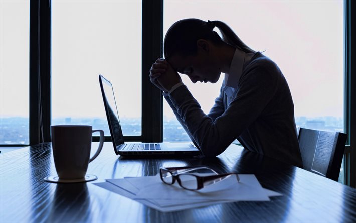 trötthet på jobbet, trött kvinnlig arbetare, datorarbete, omtänksam kvinna, trötthetskoncept, trött man, förtvivlan, affärsmän