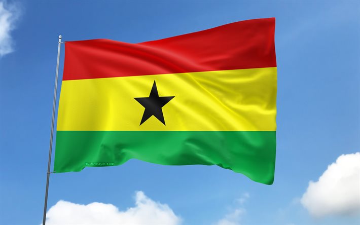फ्लैगपोल पर घाना का झंडा, 4k, अफ्रीकी देश, नीला आकाश, घाना का झंडा, लहरदार साटन झंडे, घाना के राष्ट्रीय प्रतीक, झंडे के साथ झंडा, घाना का दिन, अफ्रीका, घाना