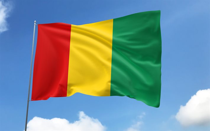 drapeau guinée sur mât, 4k, pays africains, ciel bleu, drapeau de la guinée, drapeaux de satin ondulés, drapeau guinéen, symboles nationaux guinéens, mât avec des drapeaux, jour de la guinée, afrique, drapeau guinée, guinée
