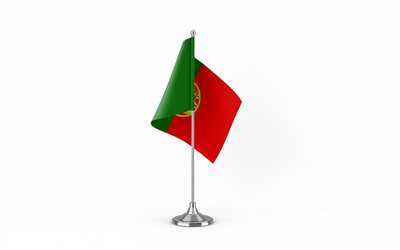 4k, portugalin pöytälippu, valkoinen tausta, portugalin lippu, portugalin lippu metallitikulla, kansalliset symbolit, portugali, euroopassa