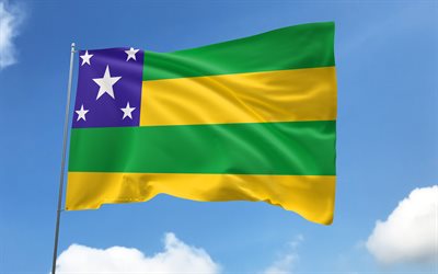 sergipe flag på flaggstång, 4k, brasilianska stater, blå himmel, sergipe, wavy satinflaggor, sergipe flagga, stater i brasilien, flaggstång med flaggor, brasilien